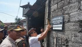 Kerap Cemari Sungai, Perusahaan Sablon Celup Disegel Satpol PP Denpasar