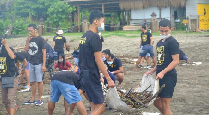 Ratusan GM FKPPI Geruduk Pantai Berawa Untuk “Resik” Sampah