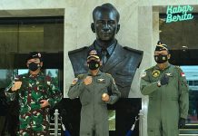 Kapolri Dianugerahi Wing Kehormatan Penerbang dan Brevet Kapal Selam Hiu Kencana