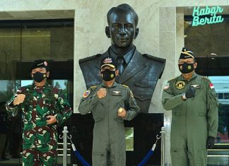 Kapolri Dianugerahi Wing Kehormatan Penerbang dan Brevet Kapal Selam Hiu Kencana