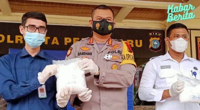 Polresta Pekanbaru Musnahkan Barang Bukti Ratusan Knalpot Bronk dan Sabu