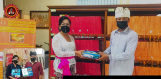 Komitmen dan Peduli Eksistensi Ilmu Hukum, Dekan FH Undwi Denpasar Sumbang Karya Tulis