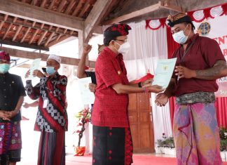 Gubernur Bali Serahkan 720 Sertifikat Tanah kepada Warga Desa Sumberklampok Buleleng
