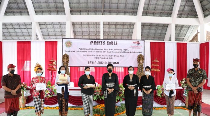 Lestarikan Khasanah Etika Busana Wanita Bali, Ny Putri Koster Gelar Pelatihan Pusung Tagel