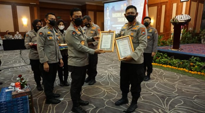 Humas Polda Jatim Raih 2 Kategori Penghargaan dari Div Humas Polri