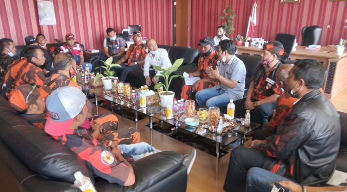 Puluhan Anggota Pemuda Pancasila (PP) Ngluruk Kantor DPRD Kota Batu