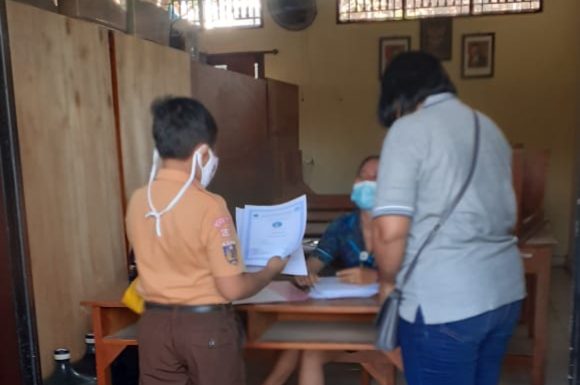 Bagikan Rapot Siswa, SDN Nomor 6 Sesetan Tetap Terapkan Prokes