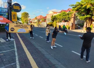 Tetap Patuhi Aturan di Masa PPKM Darurat, Layani Penjualan Online dan Bagikan Masker