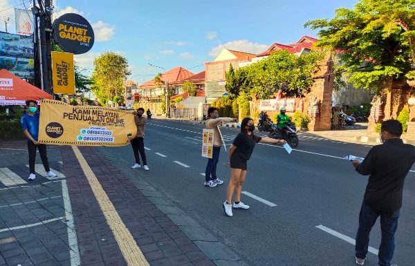 Tetap Patuhi Aturan di Masa PPKM Darurat, Layani Penjualan Online dan Bagikan Masker