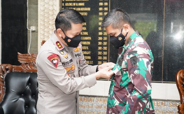 Serahkan Pin Emas, Kapolri Apresiasi TNI dalam Upaya Melawan Covid-19