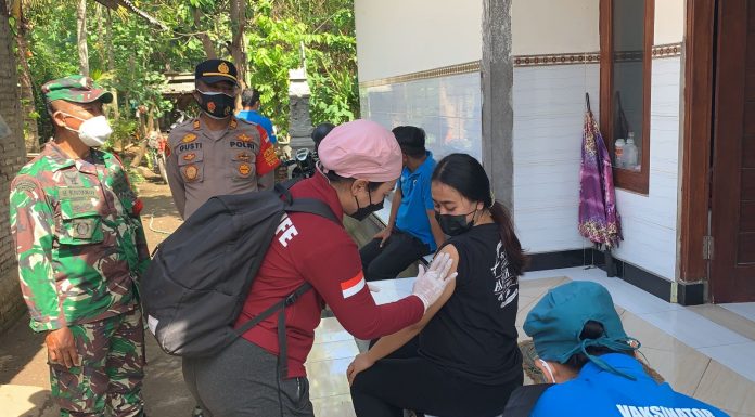 Kodim 1617/Jembrana bantu Nakes Percepat Vaksinasi bagi Lansia dengan Pola D2D