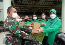 Peduli Masyarakat Terdampak Pandemi, Persit Bagikan Nasi