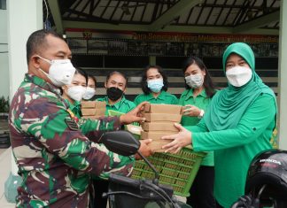 Peduli Masyarakat Terdampak Pandemi, Persit Bagikan Nasi