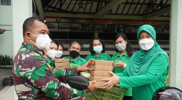 Peduli Masyarakat Terdampak Pandemi, Persit Bagikan Nasi