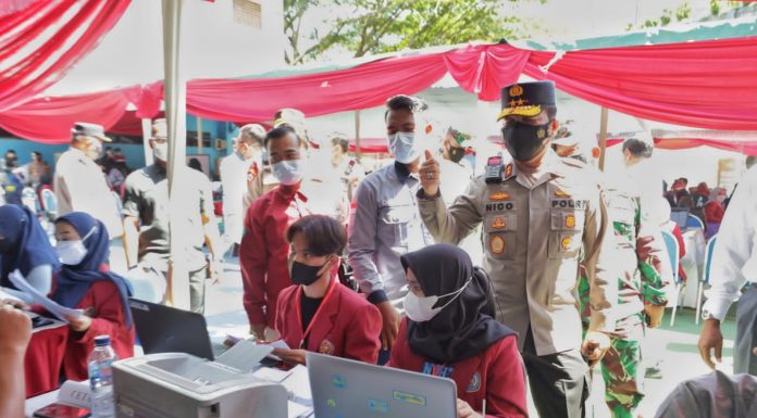 Kapolda Jatim Cek Vaksinasi di UMM bersama Presiden RI dan Kapolri