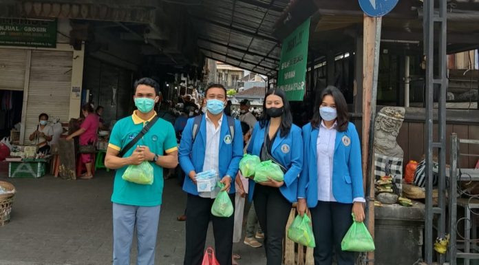 BEM Fakultas Hukum Universitas Dwijendra Denpasar berikan sembako ke Pengunjung Pasar