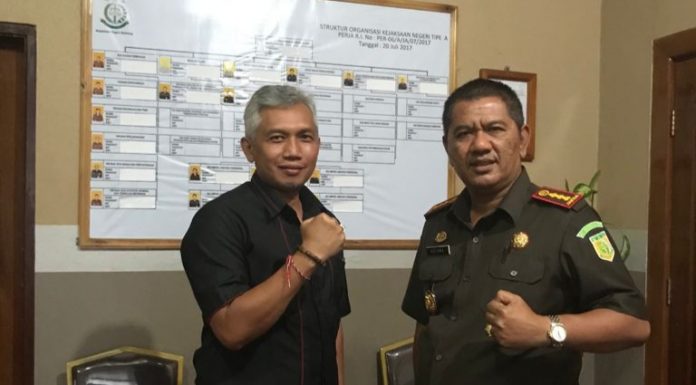 Terima Penghargaan, Dekan Fakultas Hukum Universitas Mahasaraswati Denpasar beri Ucapan Selamat Kajari Buleleng