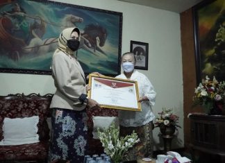Wali Kota Batu berikan Penghargaan kepada Maestro Batik Kota Batu