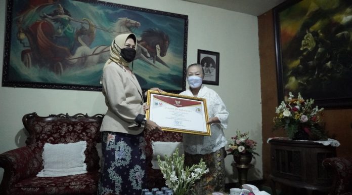 Wali Kota Batu berikan Penghargaan kepada Maestro Batik Kota Batu