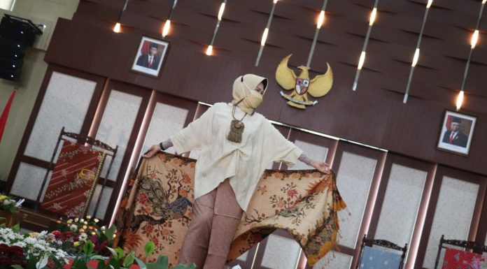 Fashion Show Contest Warnai Hari Batik Nasional di Batu