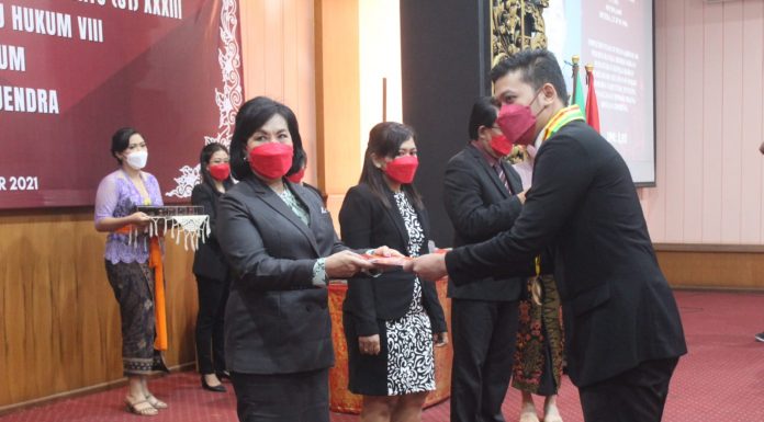 Fakultas Hukum Universitas Dwijendra Denpasar lepas 128 Sarjana dan Magister Hukum secara Hybrid