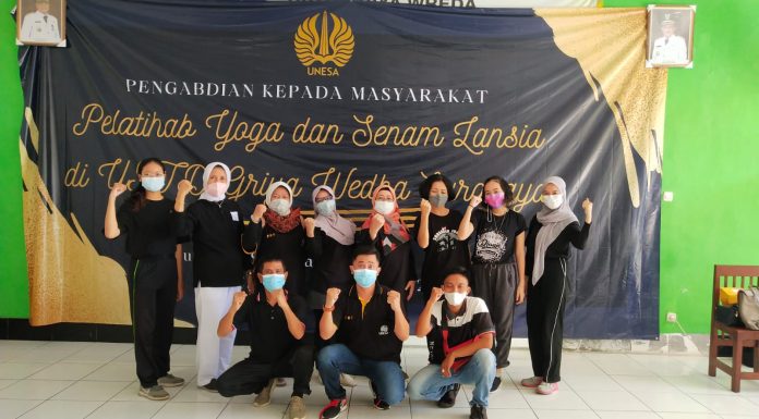 Peduli Lansia di Masa Pandemi, Fakultas Bahasa dan Seni Unesa Jurusan Sendratasik berikan Pelatihan Yoga