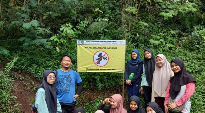 Antisipasi Rusaknya Lingkungan, Mahasiswa Unesa bersama UPT Pasang Larangan