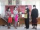 Serahkan Mahasiswa Peserta PKL, Fakultas Hukum Dwijendra University Berikan Bantuan Sembako kepada Masyarakat Desa Serangan
