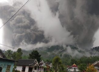Gunung Semeru Erupsi, Awan Gelap Selimuti Wilayah Sekitar