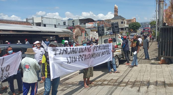 Imbas Surat Somasi, Ratusan Warga Desa Sidomulyo Demo Hotel GC