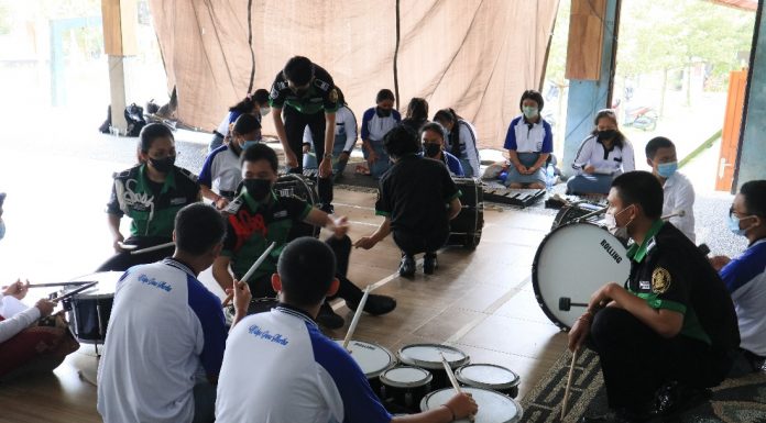 Beri Ilmu Dasar Bermain Musik, UKM Marching Band Unmas kunjungi SMAN 1 Selat