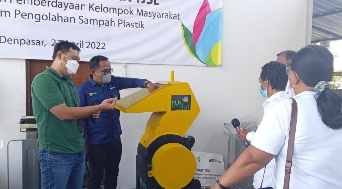 PLN Salurkan Bantuan Mesin Pencacah Sampah, Dukung Pelestarian Lingkungan di Denpasar