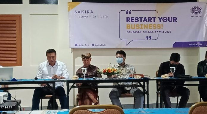 I Made Suasmarajaya, Pemimpin Cabang PT Pegadaian Renon Bali dalam Acara Virtual Tourism Dialog SAKIRA: Ajak Masyarakat Investasi Emas yang tahan Inflasi dan mudah dicairkan