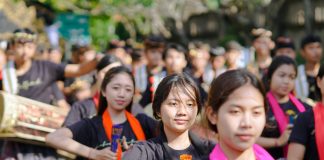 Saksikan Mahasiswa ITB STIKOM Bali Pentaskan Labuh Gentuh dalam Pawai PKB ke-44