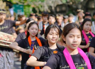 Saksikan Mahasiswa ITB STIKOM Bali Pentaskan Labuh Gentuh dalam Pawai PKB ke-44