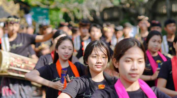 Saksikan Mahasiswa ITB STIKOM Bali Pentaskan Labuh Gentuh dalam Pawai PKB ke-44