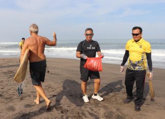 Dukung G20, Polres Tabanan Bersama Kodim 1619 Tabanan Mereresik Pantai Kedungu