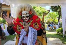 Doakan Leluhur ala Bli Braya Melalui Ngayah Nopeng di Pengabenan Massal