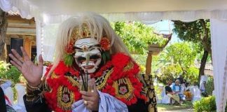 Doakan Leluhur ala Bli Braya Melalui Ngayah Nopeng di Pengabenan Massal