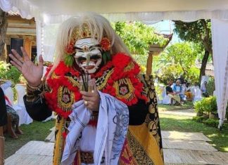 Doakan Leluhur ala Bli Braya Melalui Ngayah Nopeng di Pengabenan Massal