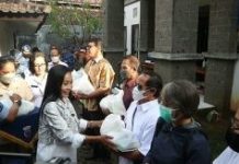 PT Indo Bali Gas Group Bagi Sembako di Hari Bakti TNI AU kepada Tuna Netra