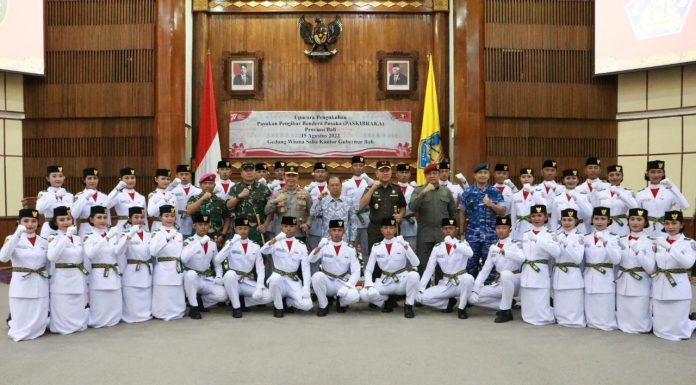 Gubernur Koster Kukuhkan Paskibraka Provinsi Bali Tahun 2022