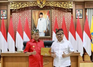 Pemberian TOA kepada Gubernur Bali Tandai Peluncuran Uang Rupiah Kertas Emisi Baru