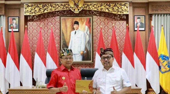 Pemberian TOA kepada Gubernur Bali Tandai Peluncuran Uang Rupiah Kertas Emisi Baru