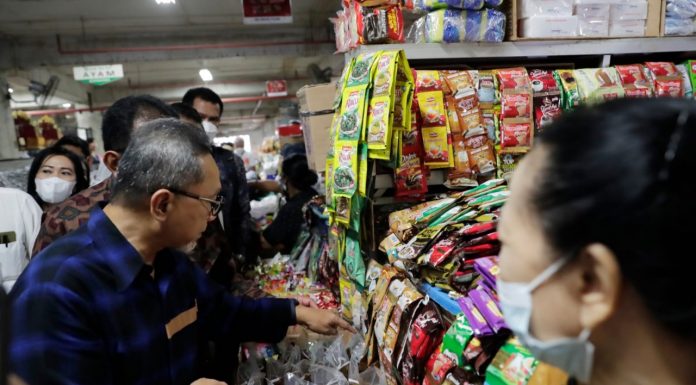 Tinjau Bapok di Pasar Badung, Mendag Zulkifli Hasan: Harga Bapok di Bali Terjaga Stabil