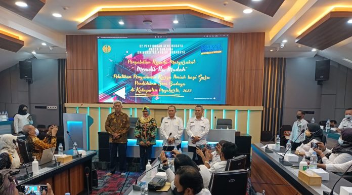 Pelatihan Berkelanjutan Penyusunan Karya Ilmiah pada Guru Pendidikan Seni Budaya di Mojokerto