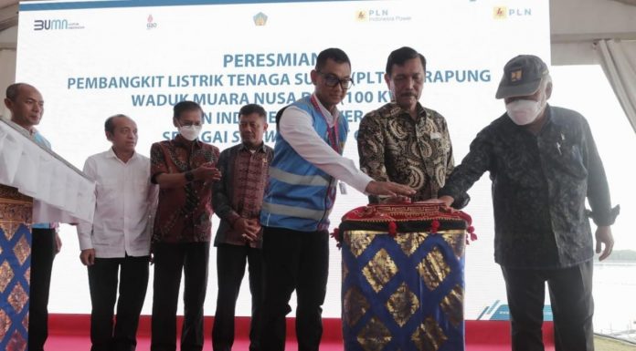 Menko Luhut Resmikan PLTS Terapung Milik PLN di Nusa Dua Bali