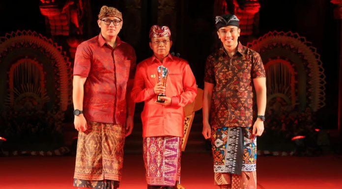 Gubernur Bali Wayan Koster Raih Penghargaan Indonesia Awards 2022