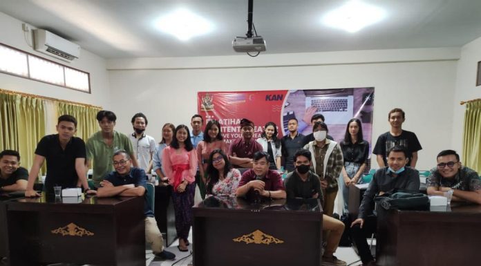 Bekali Literasi Menulis, Fakultas Hukum Unmas Denpasar Hadirkan Dua Jurnalis Senior
