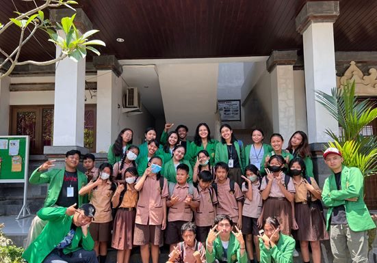 Tingkatkan Kemampuan Berbahasa Inggris, Unmas Denpasar Mengadakan PKM di SD 2 Jagapati